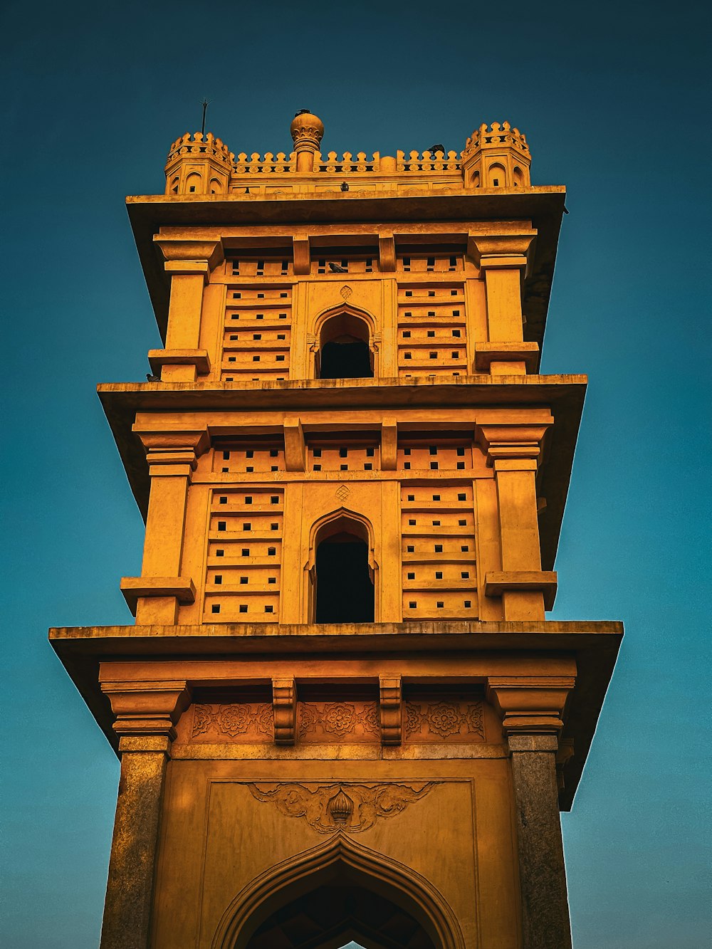 uma torre alta com um relógio no topo dela