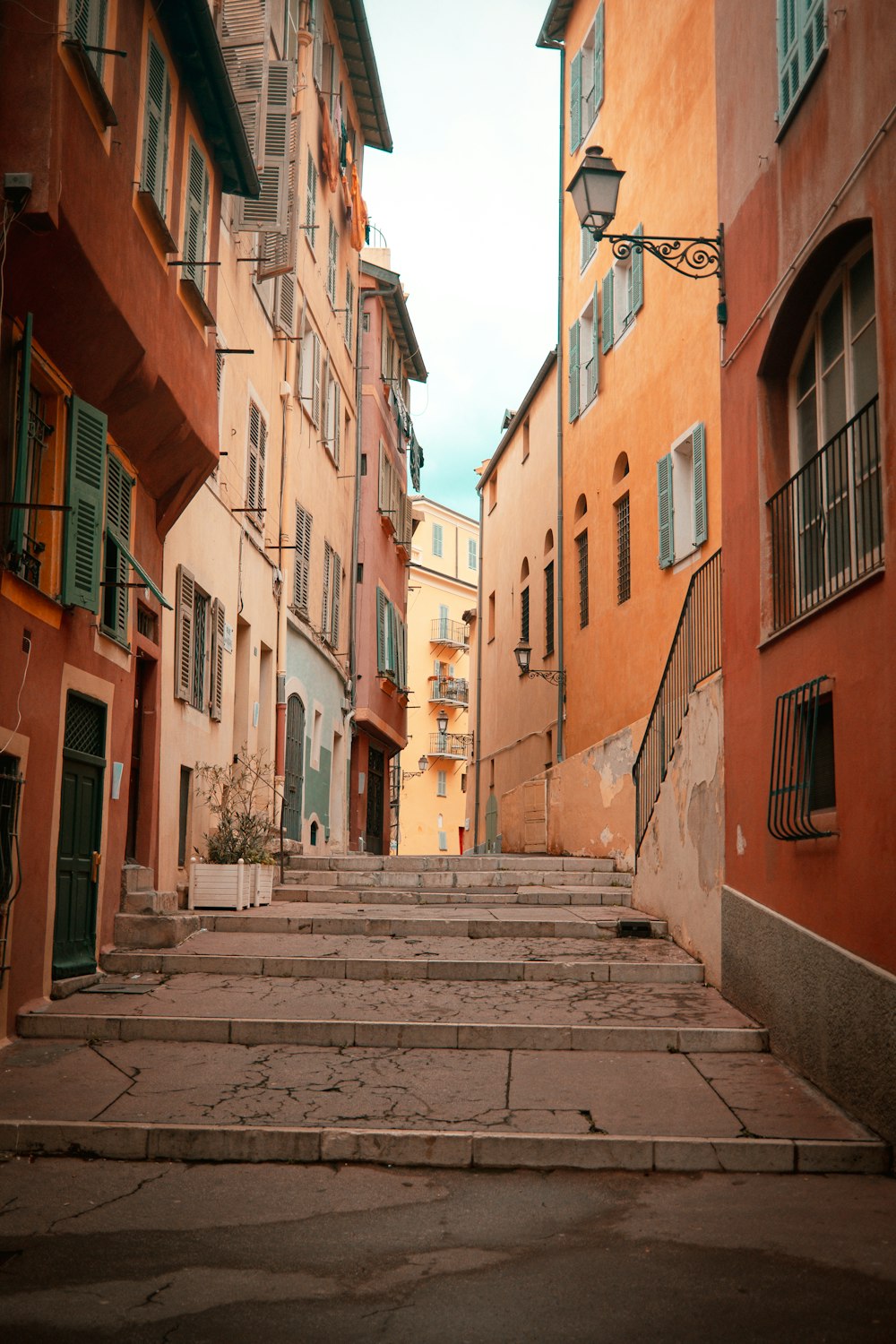 an alleyway with steps leading up to buildings