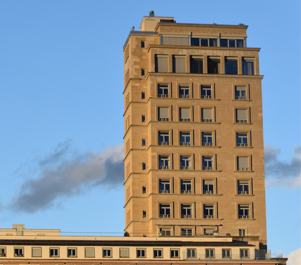 Un edificio muy alto con un reloj en la parte superior