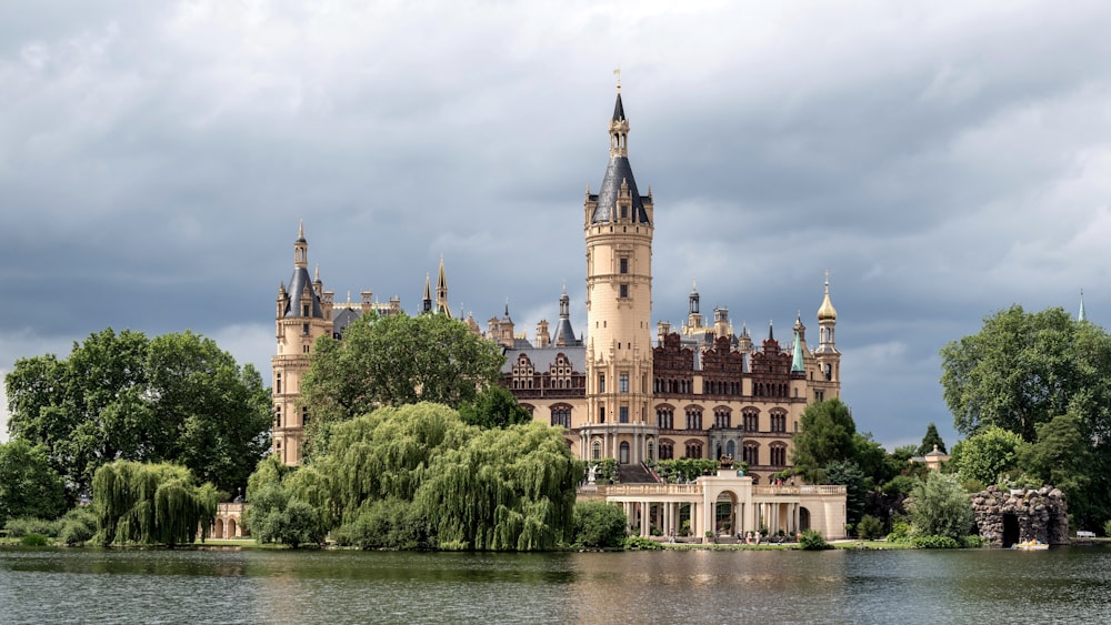 um grande edifício com uma torre perto de um corpo de água