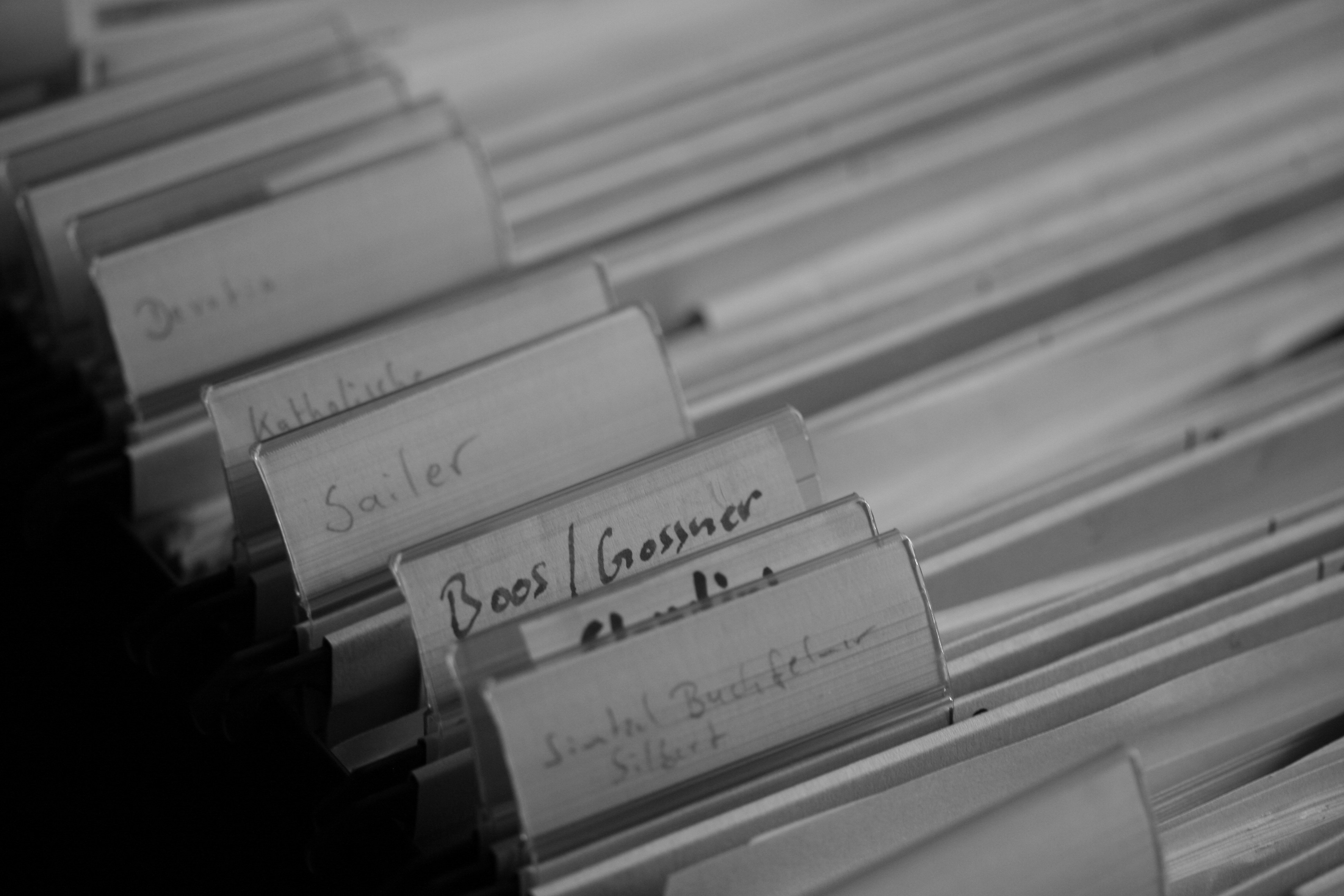 um monte de papéis com alguns escritos sobre eles