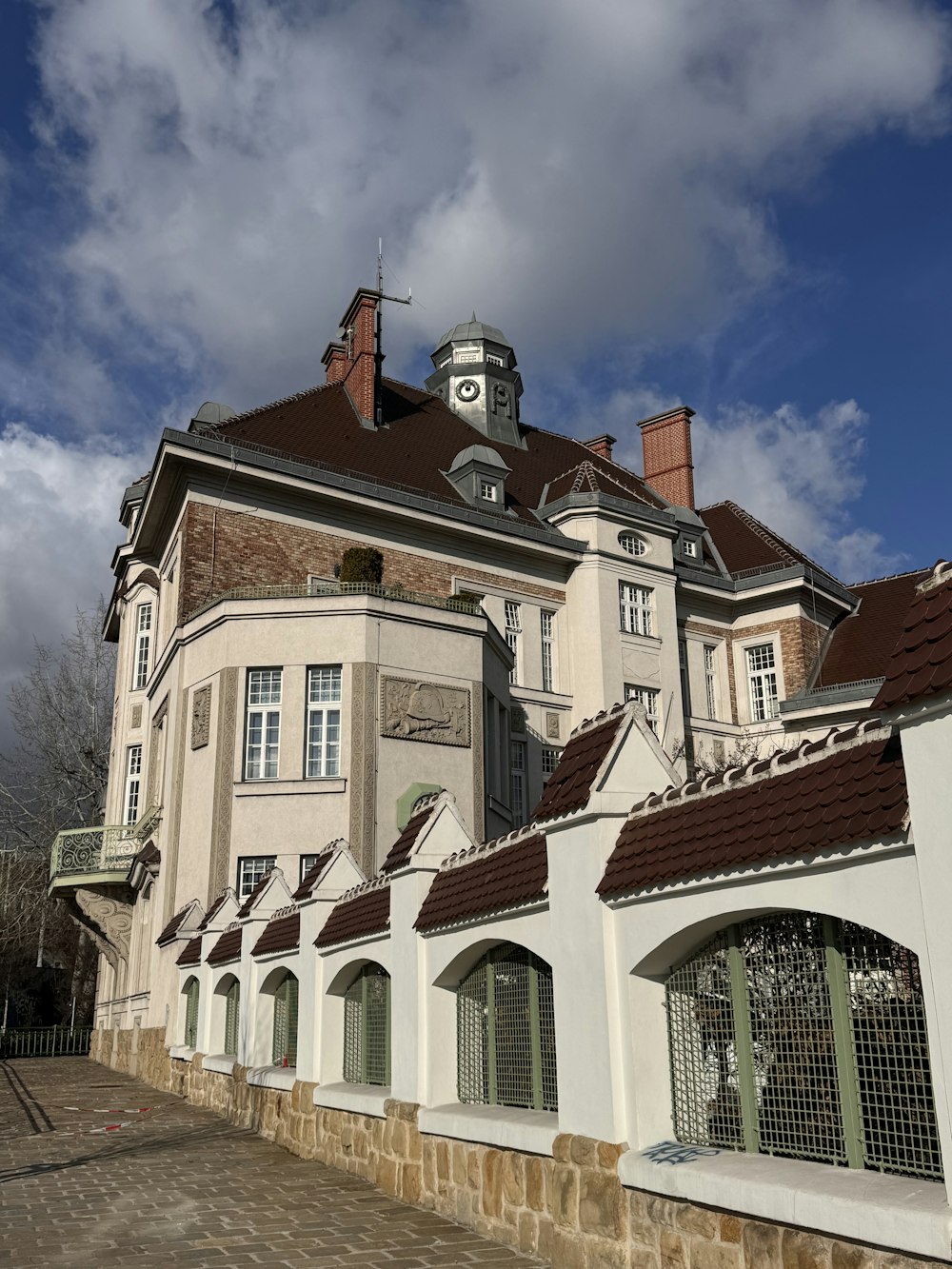 ein großes Gebäude mit einem Glockenturm auf der Spitze