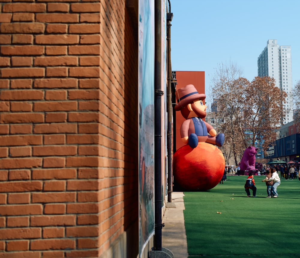 un gran globo inflable sentado en el costado de un edificio