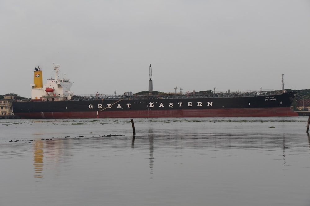 ein großes Frachtschiff in einem Gewässer