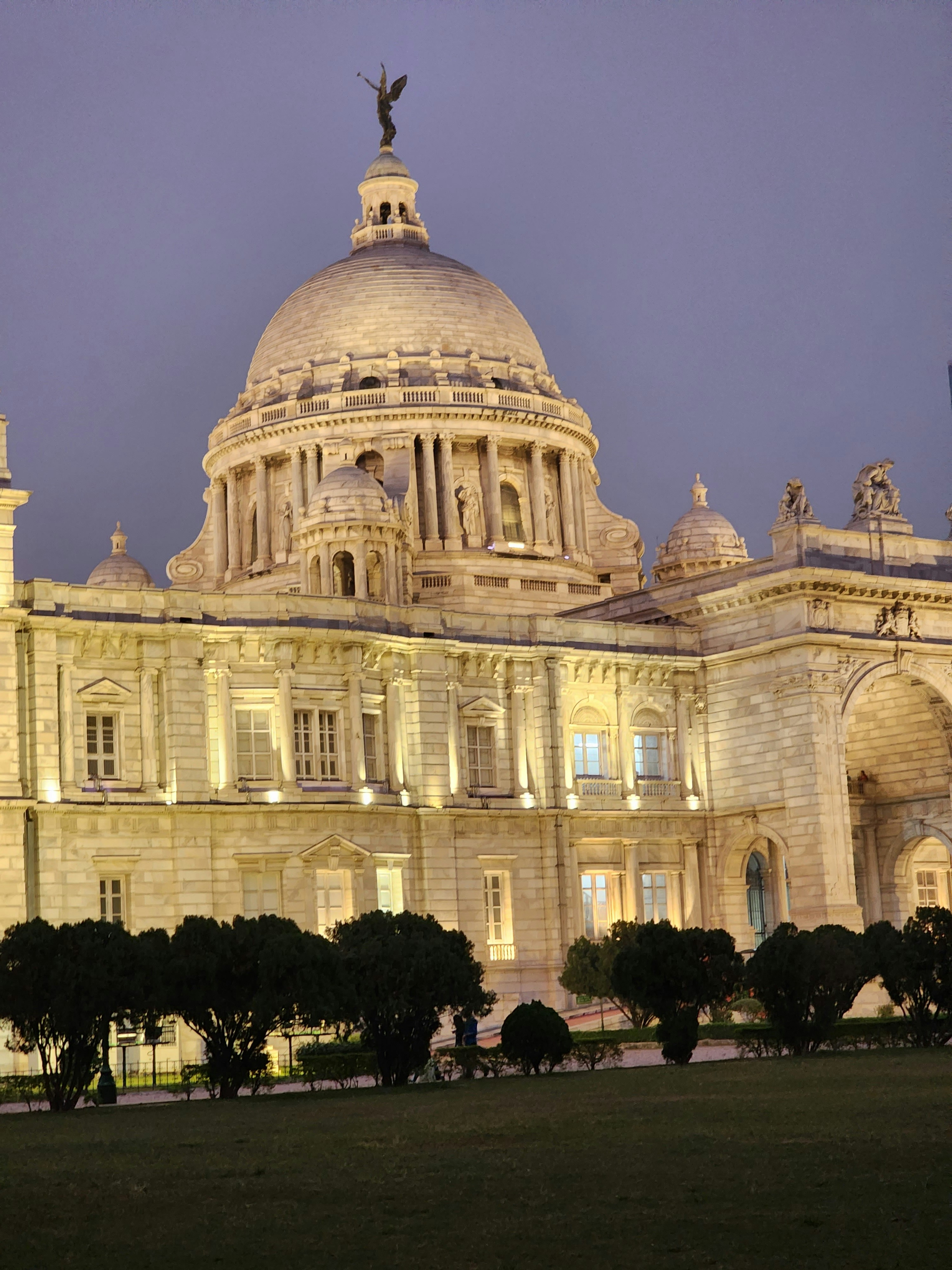 Un gran edificio blanco con una torre del reloj