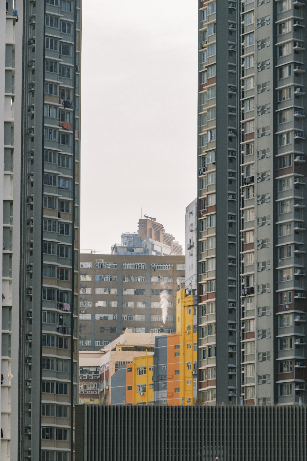 uma vista de alguns edifícios muito altos em uma cidade