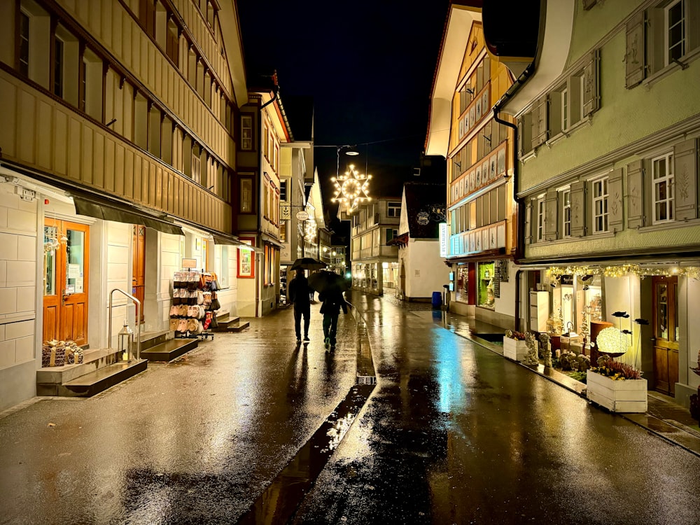 ein paar Leute, die eine Straße entlang gehen