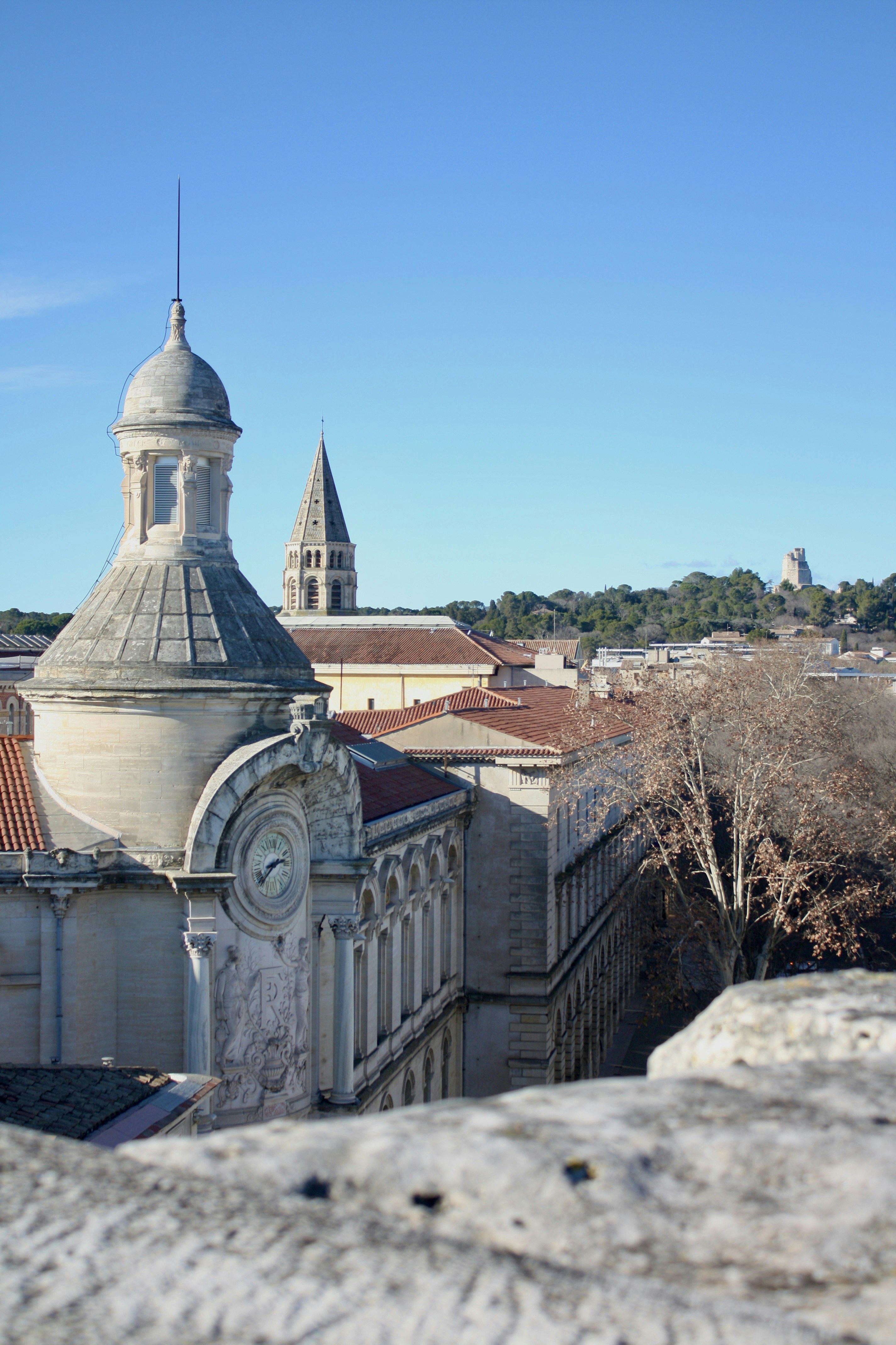 Un gran edificio con un reloj en la parte superior