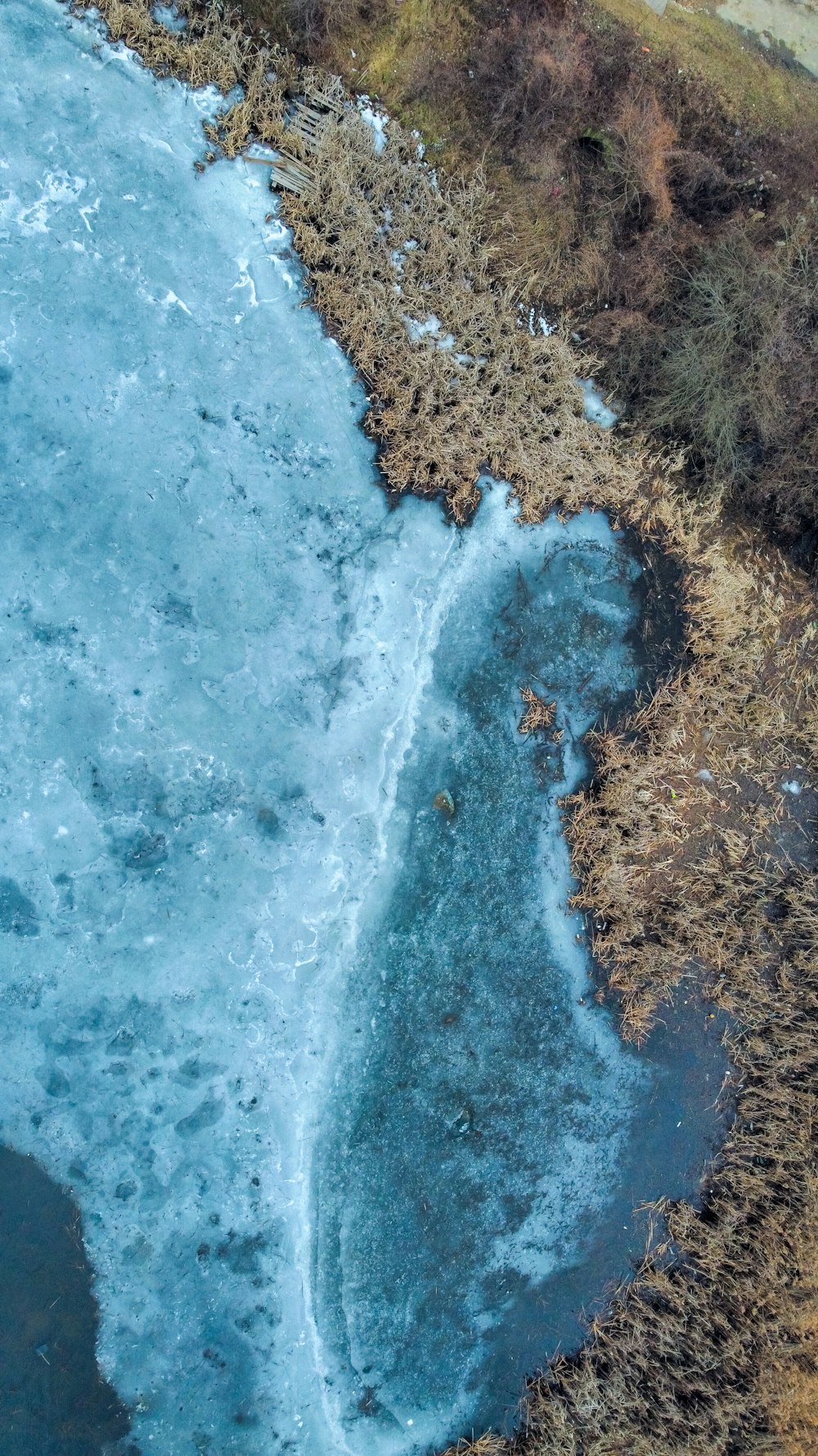 une vue aérienne d’un plan d’eau