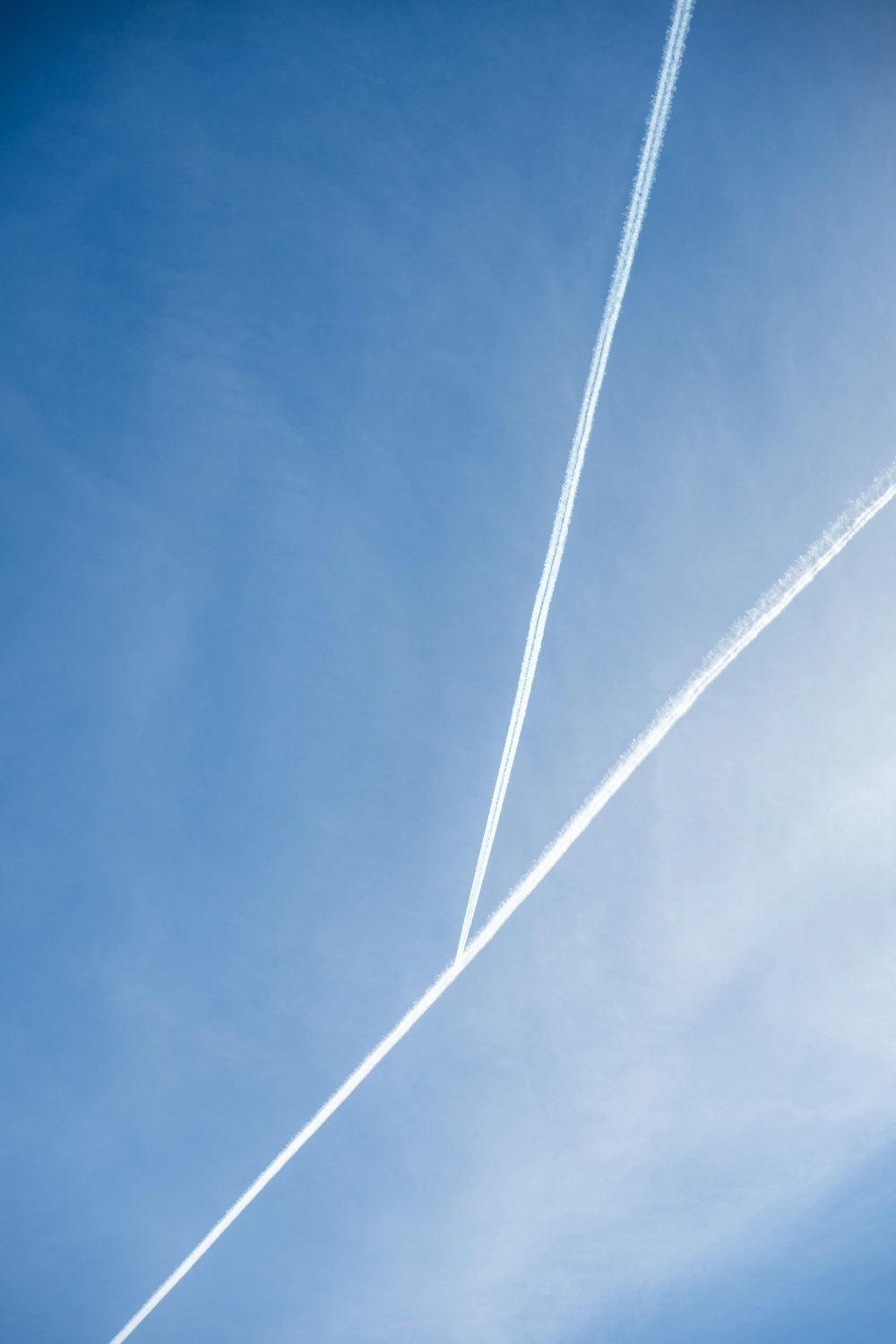 a contrail is flying through the sky