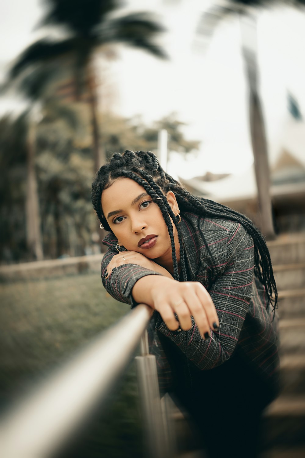 uma mulher com dreadlocks encostados em um trilho