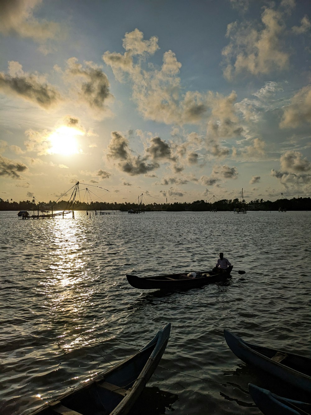 um par de barcos flutuando no topo de um lago