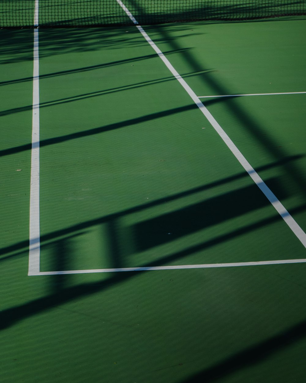 una persona en una cancha de tenis con una raqueta