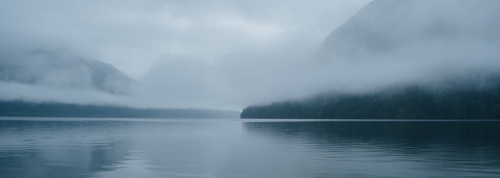 ein Gewässer mit Bergen im Hintergrund