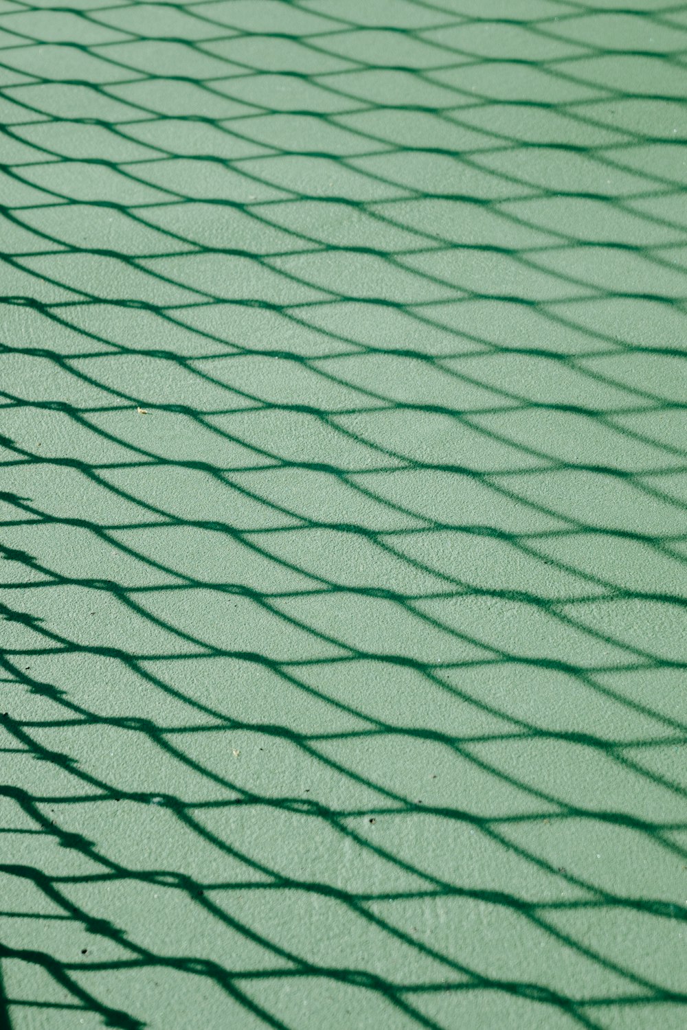 uma raquete de tênis está deitada em uma quadra de tênis