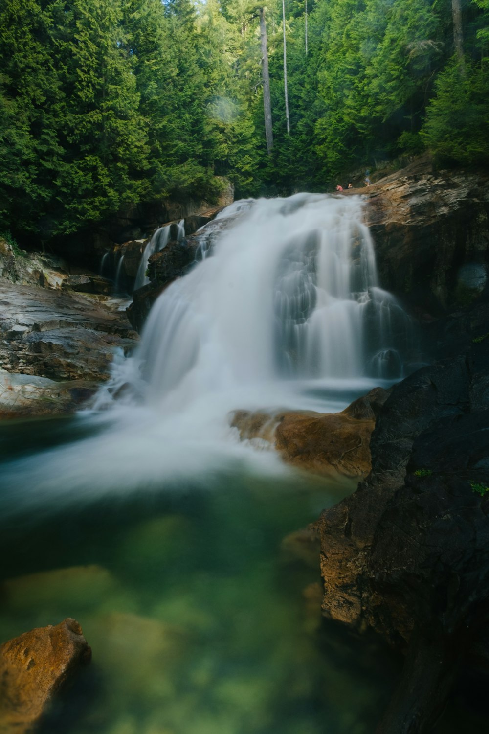 ein kleiner Wasserfall mitten im Wald