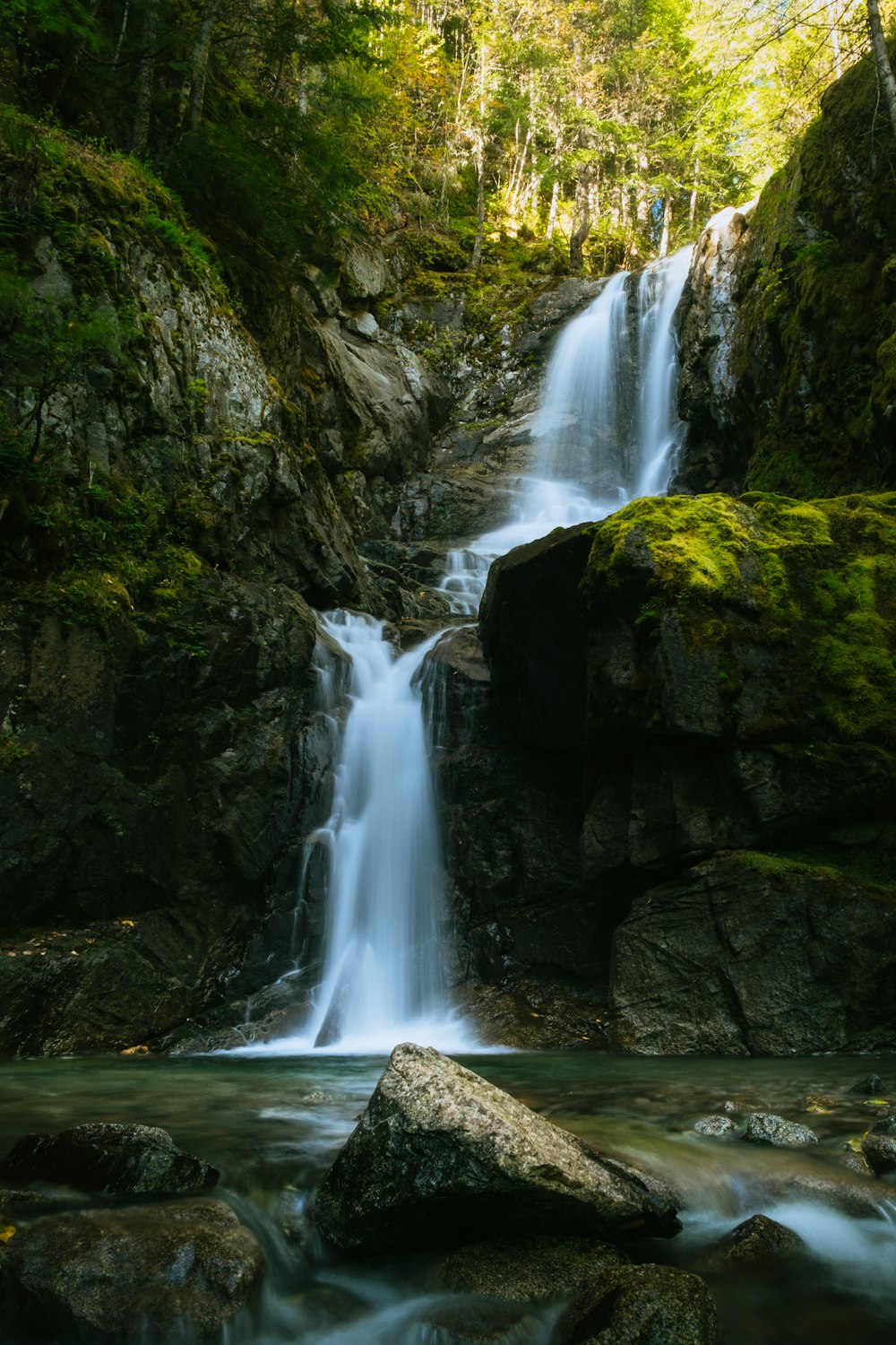 ein kleiner Wasserfall mitten im Wald