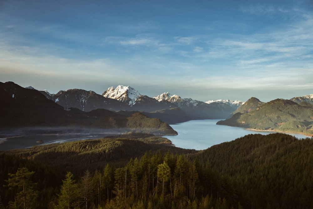 une vue sur un lac entouré de montagnes
