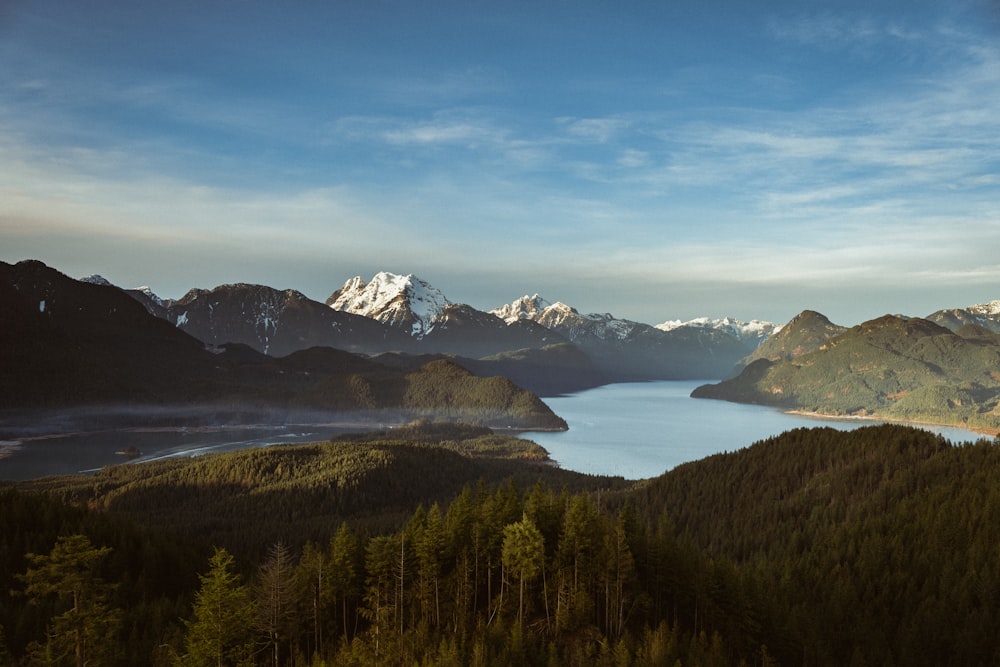 La vista di un lago circondato da montagne