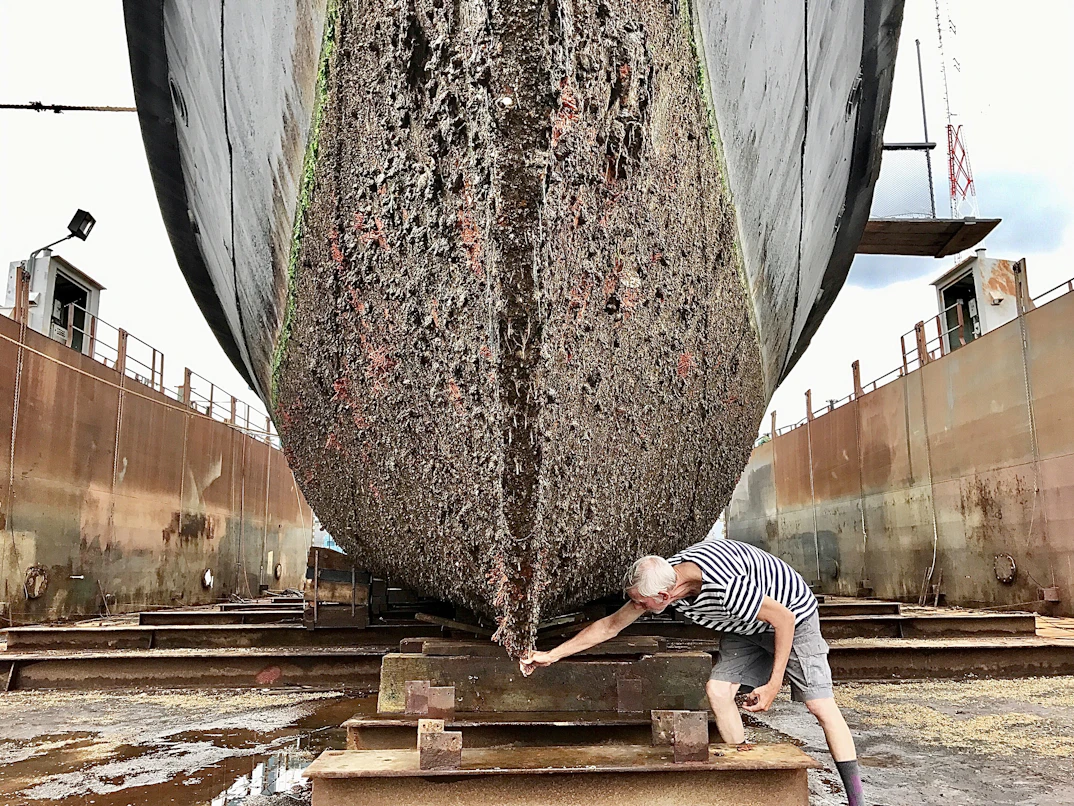 Barco navegando - escolha da tinta antiincrustante ideal para seu perfil de navegação