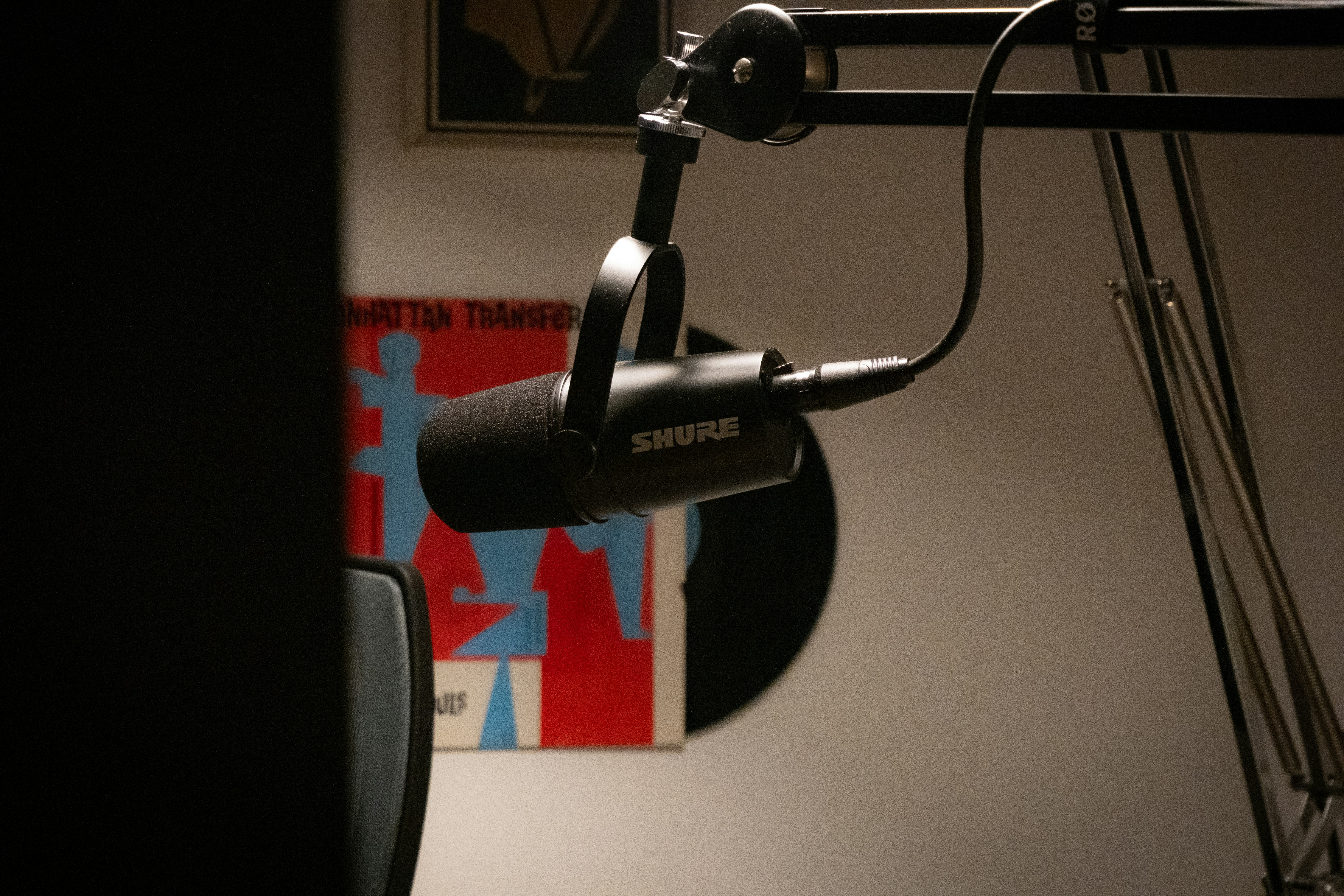 a microphone in front of a mirror in a room, 