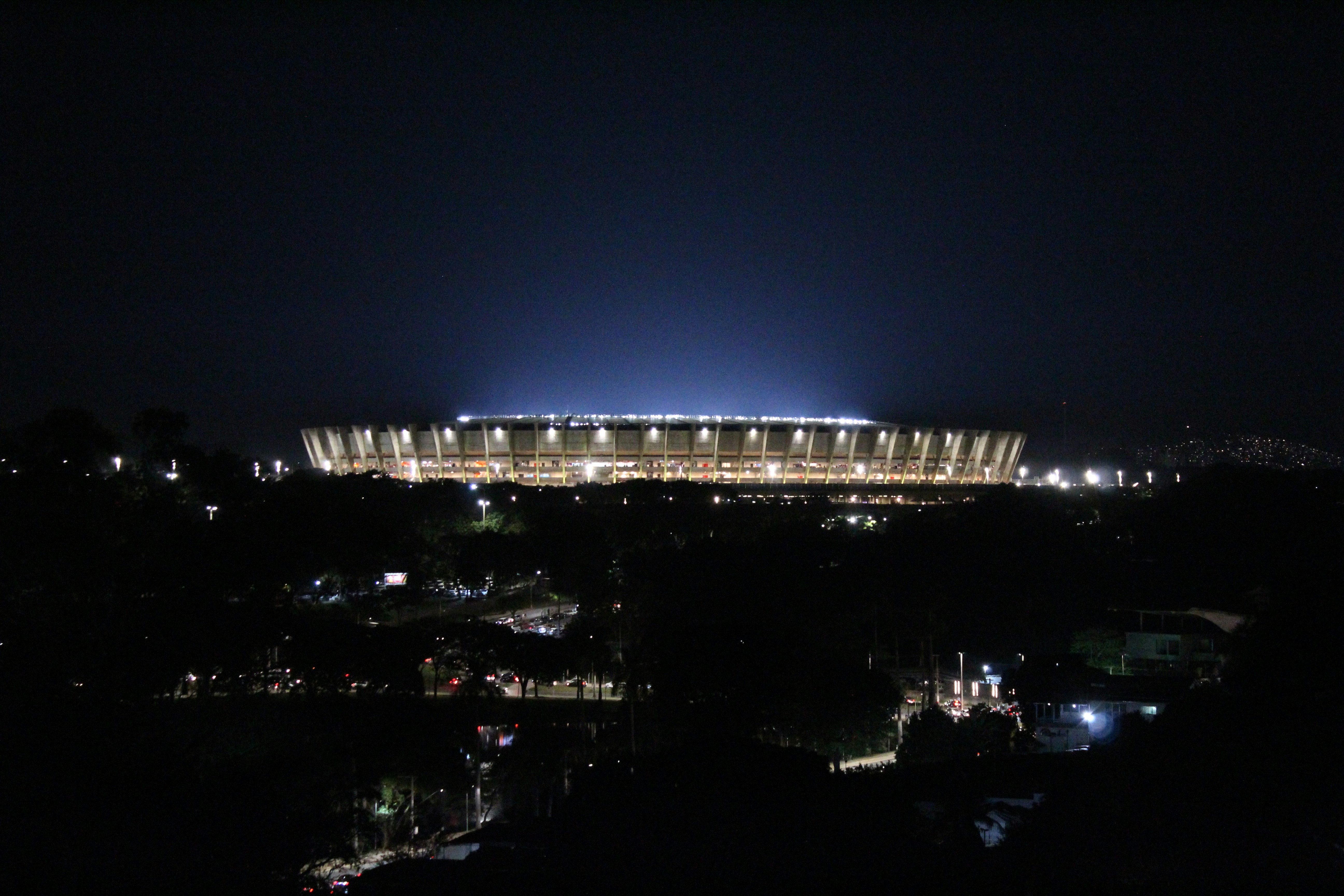 Vista aérea de un estadio lleno durante un partido nocturno