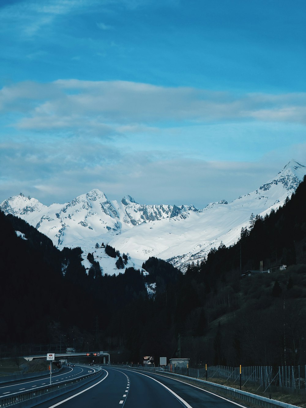 una strada con una montagna sullo sfondo