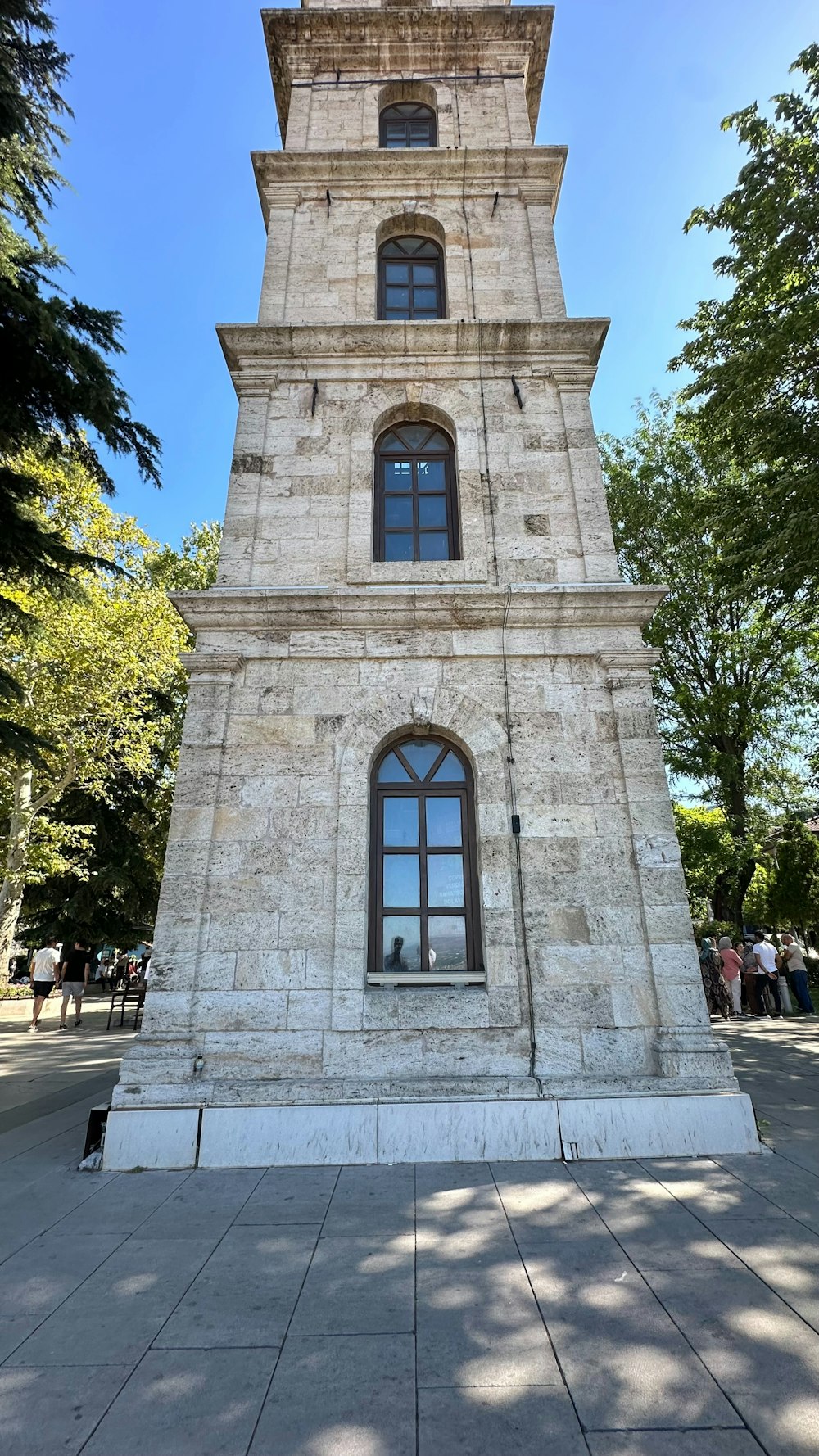 ein hoher Turm mit einer Uhr auf der Spitze