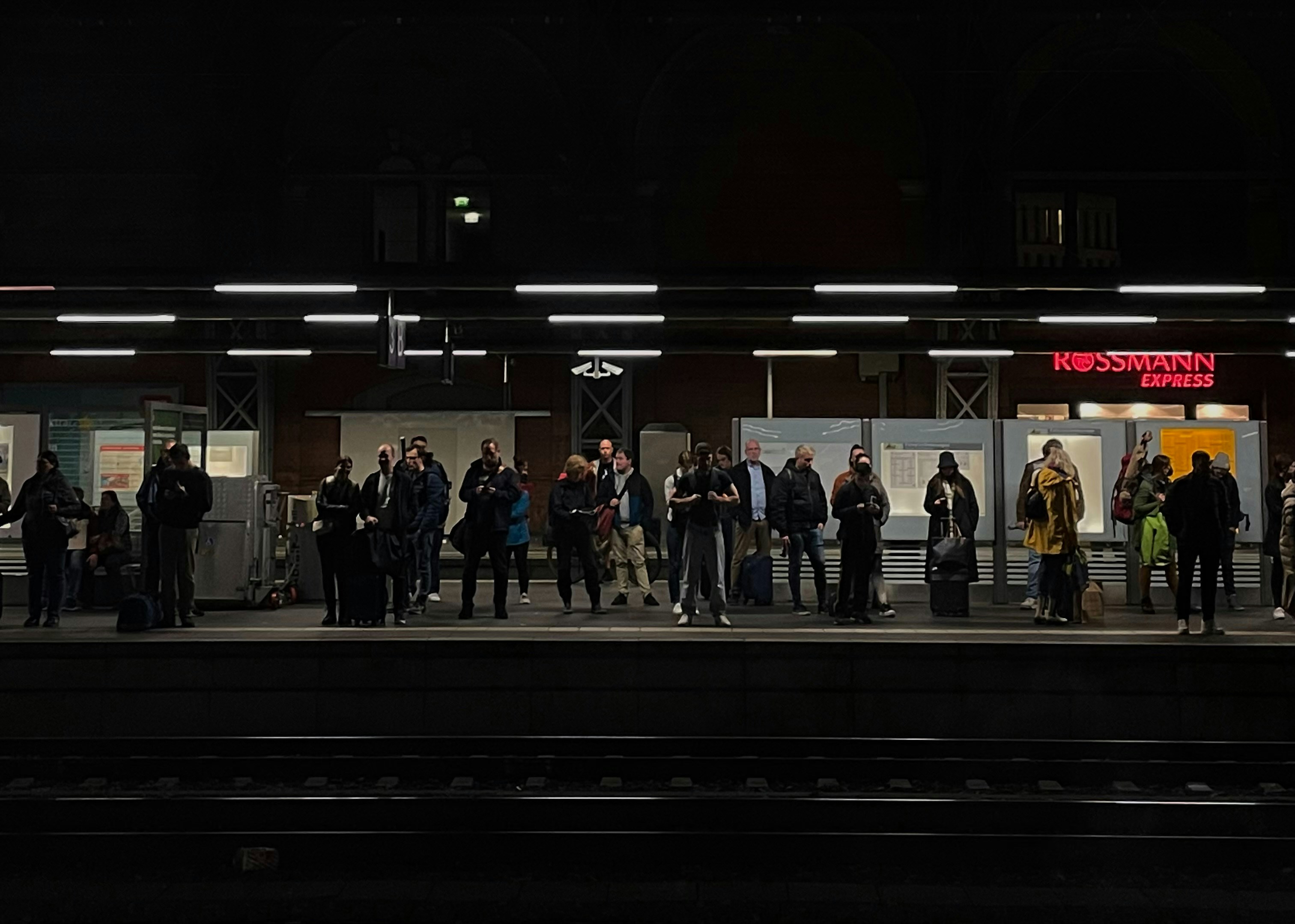 People Wait Background Image Pictures | Download Free Images on Unsplash
