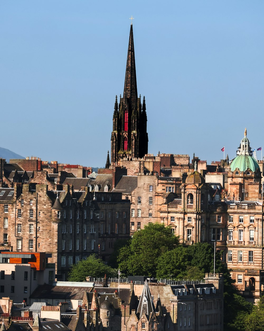 une vue d’une ville avec un très grand bâtiment