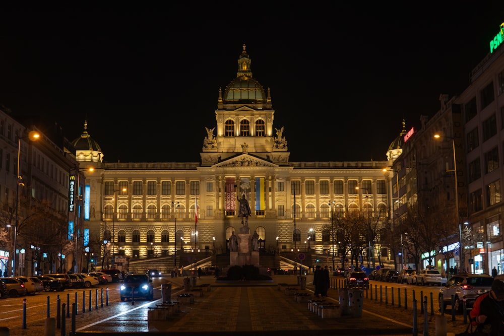 un grande edificio con una torre dell'orologio di notte