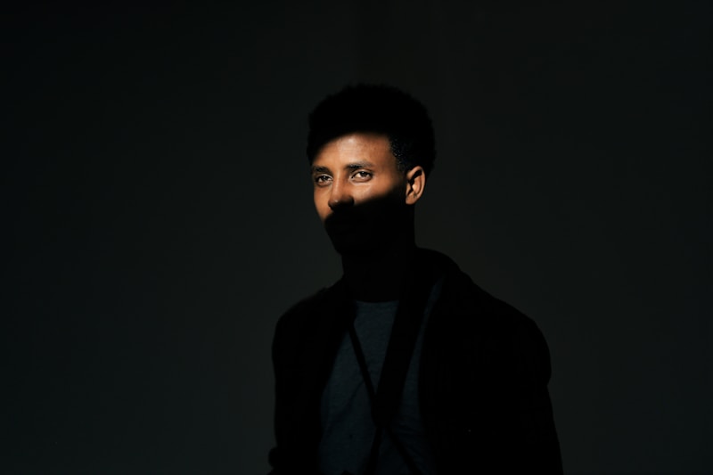 homem barbudo de camisa preta