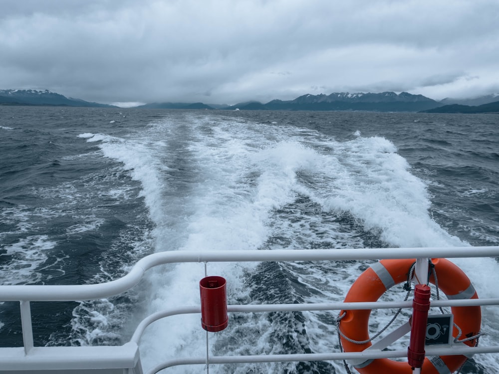 a boat traveling through the ocean on a cloudy day