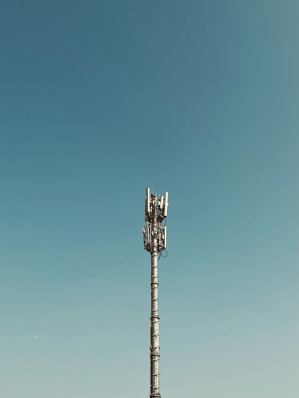 una torre de telefonía celular en medio de un campo
