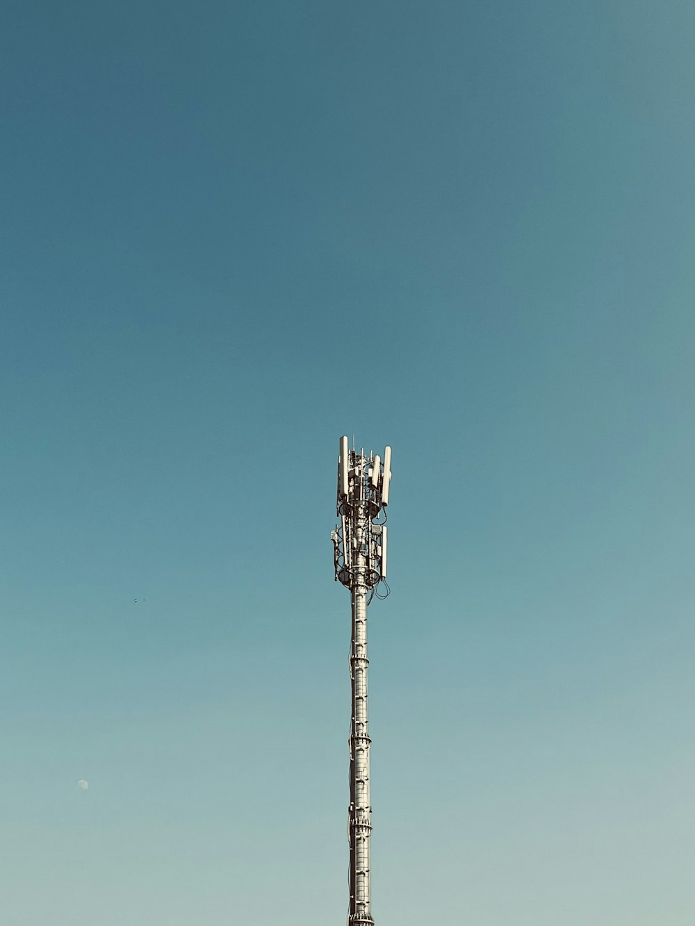 uma torre de telefonia celular no meio de um campo