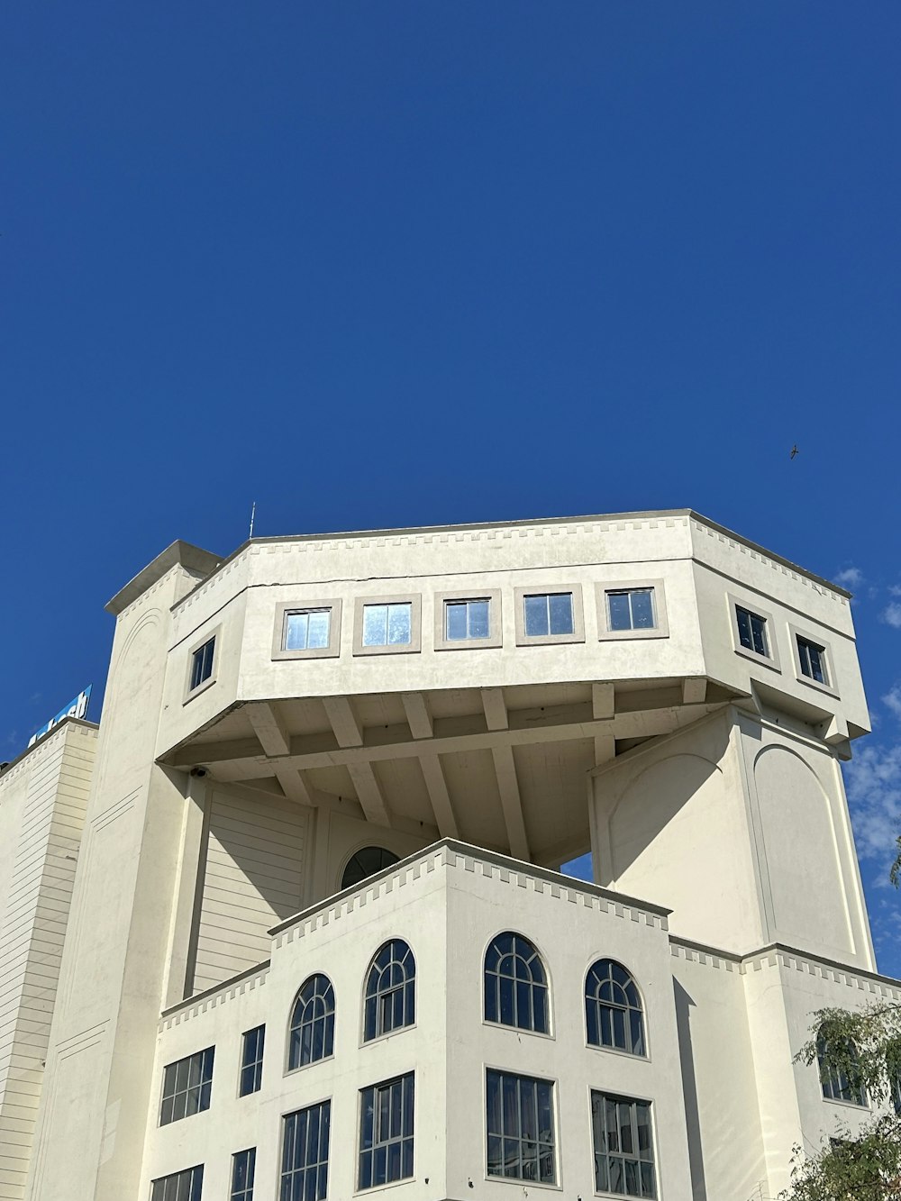 un edificio alto con un orologio in cima