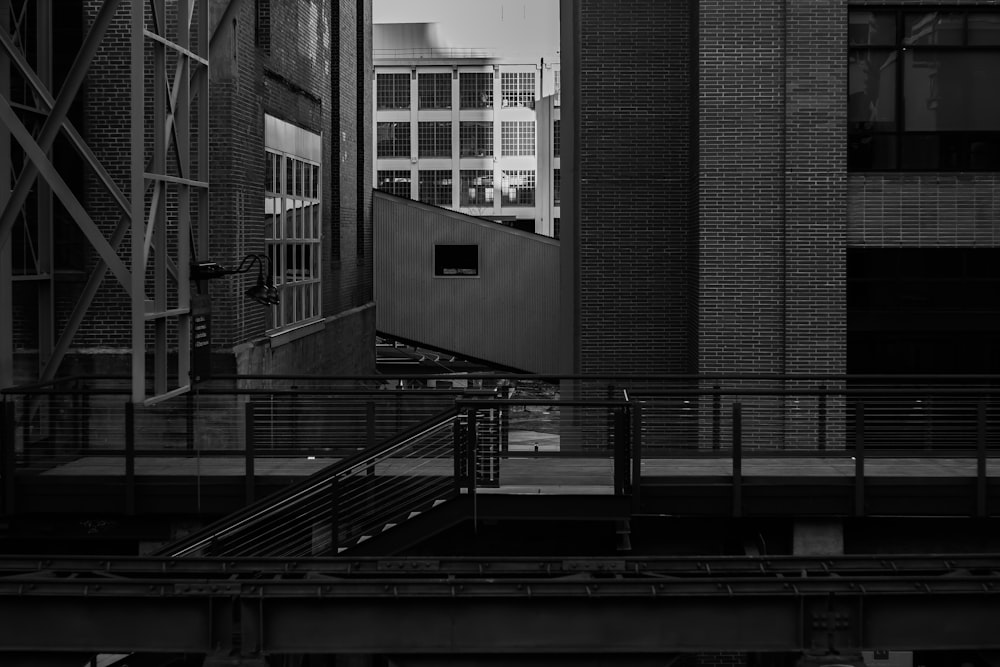 uma foto em preto e branco de alguns edifícios
