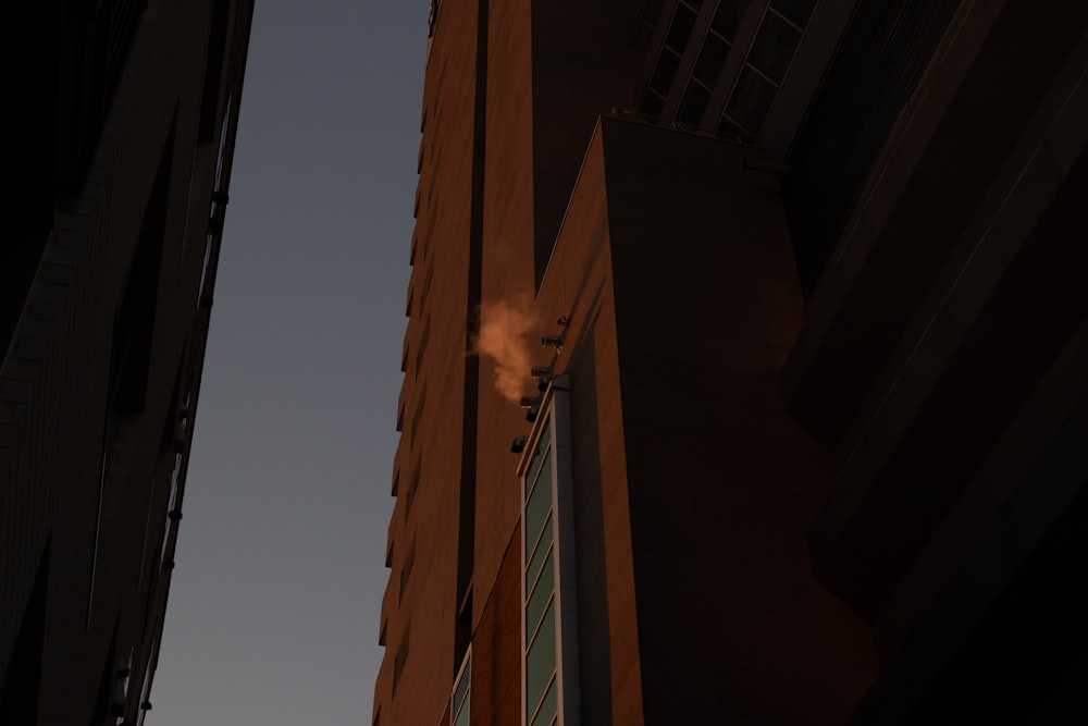 um prédio alto com fumaça saindo dele