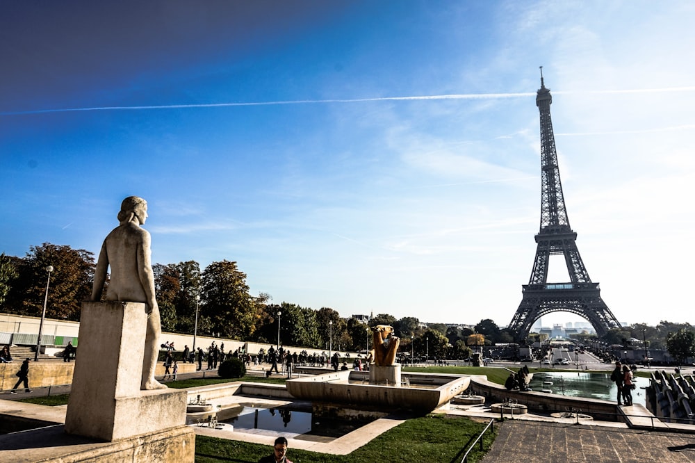 A Torre Eiffel elevando-se sobre a cidade de Paris