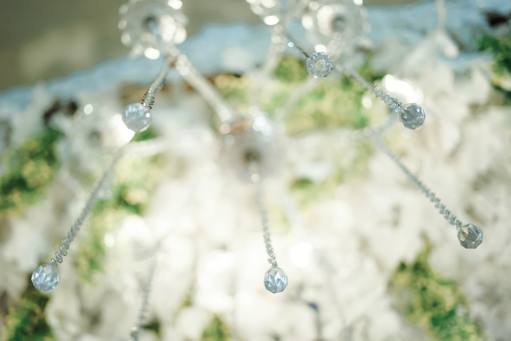 um close up de um lustre com gotas de cristal