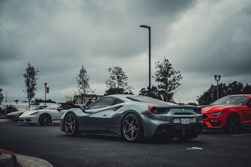 um grupo de carros estacionados em um estacionamento