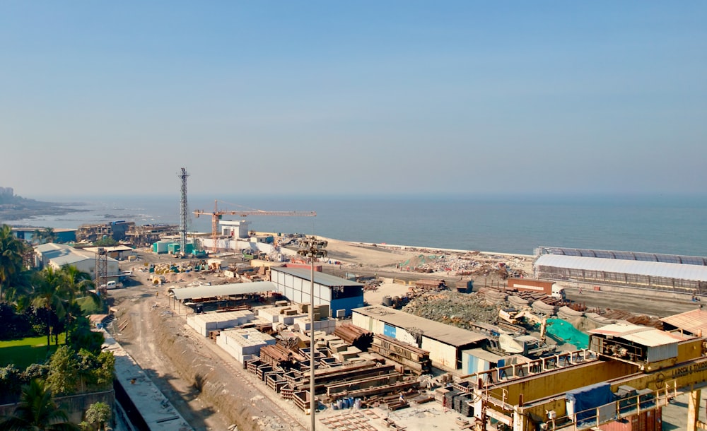 vista para um canteiro de obras ao lado do oceano