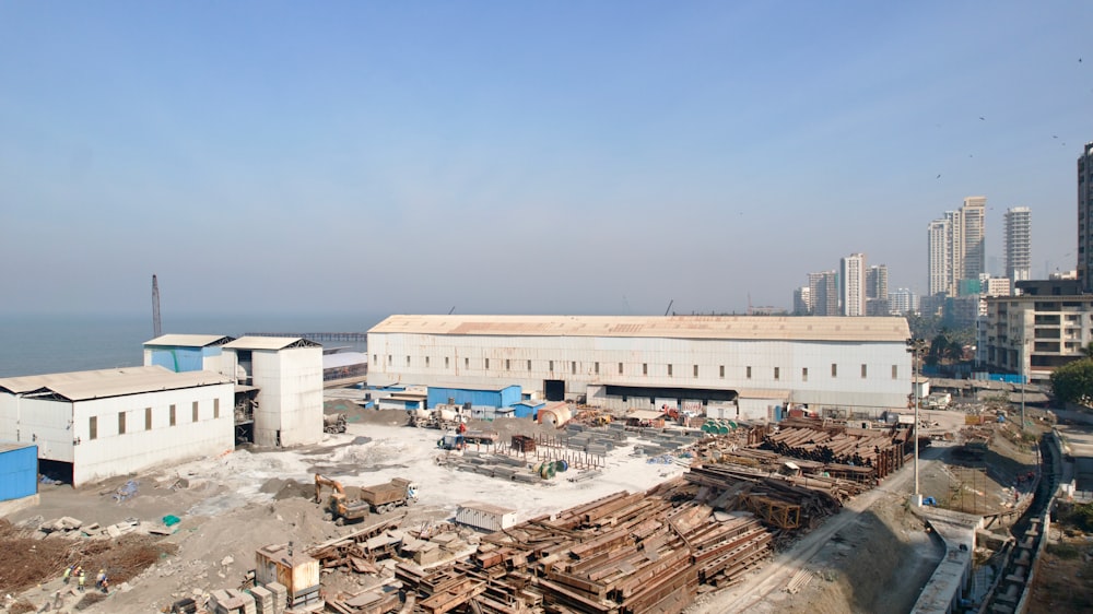 uma vista de um canteiro de obras com um grande corpo de água ao fundo