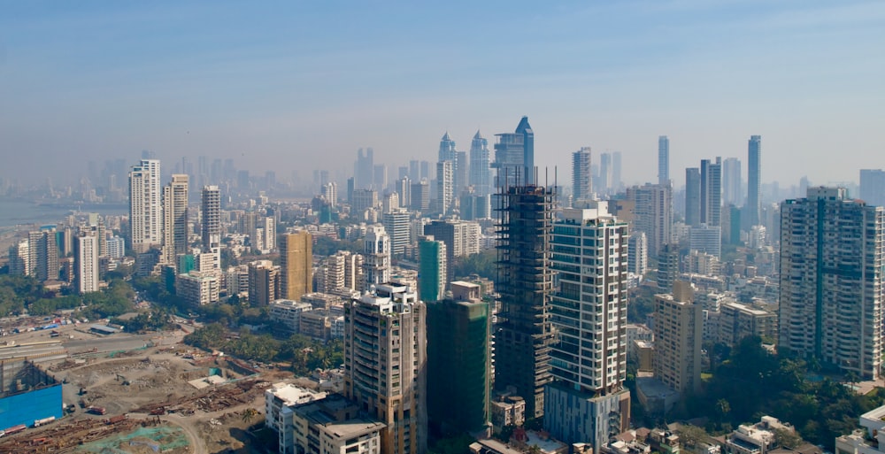 Une vue d’une grande ville avec de grands immeubles