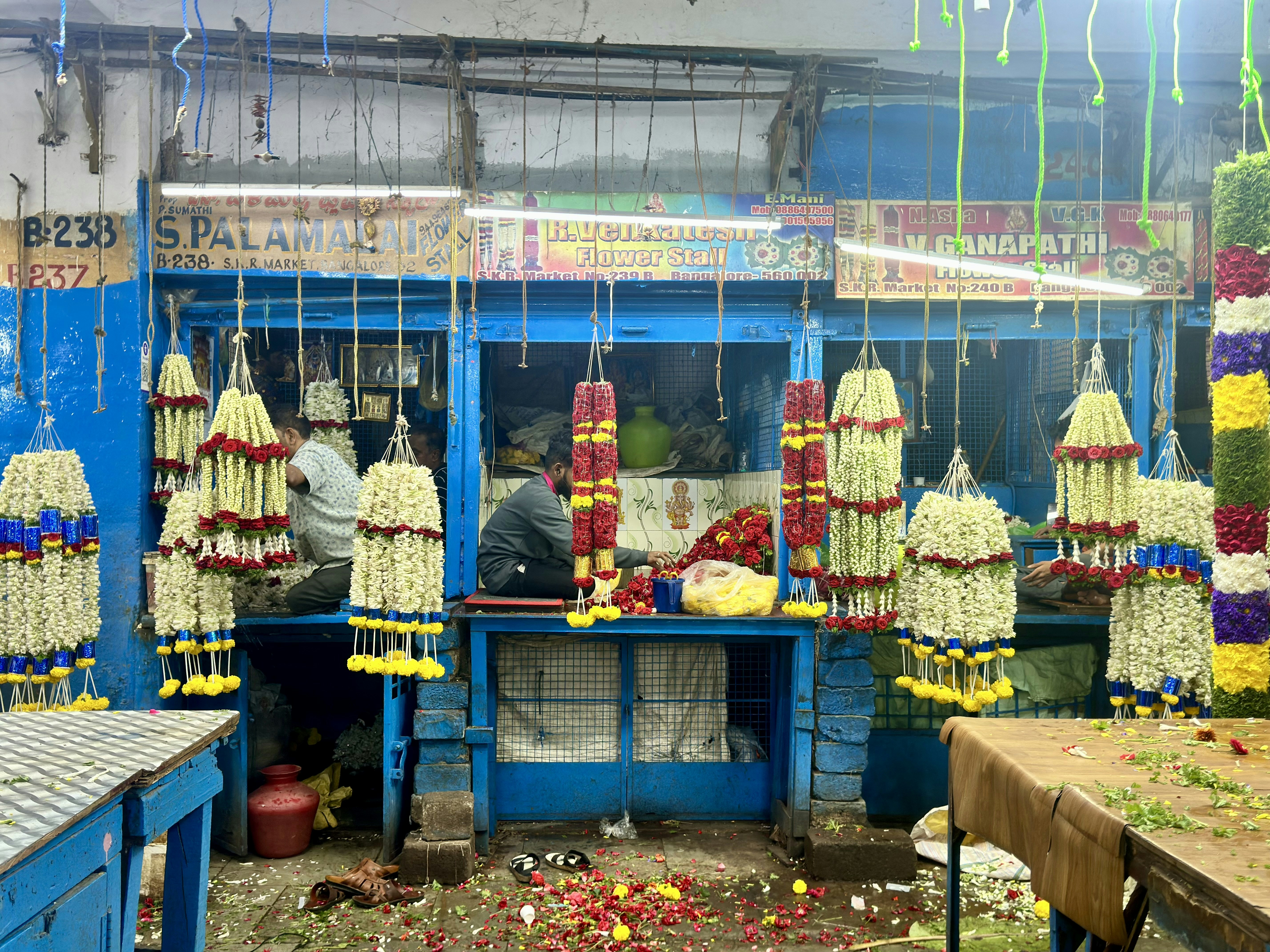 ein Laden, an dessen Decke ein Blumenstrauß hängt