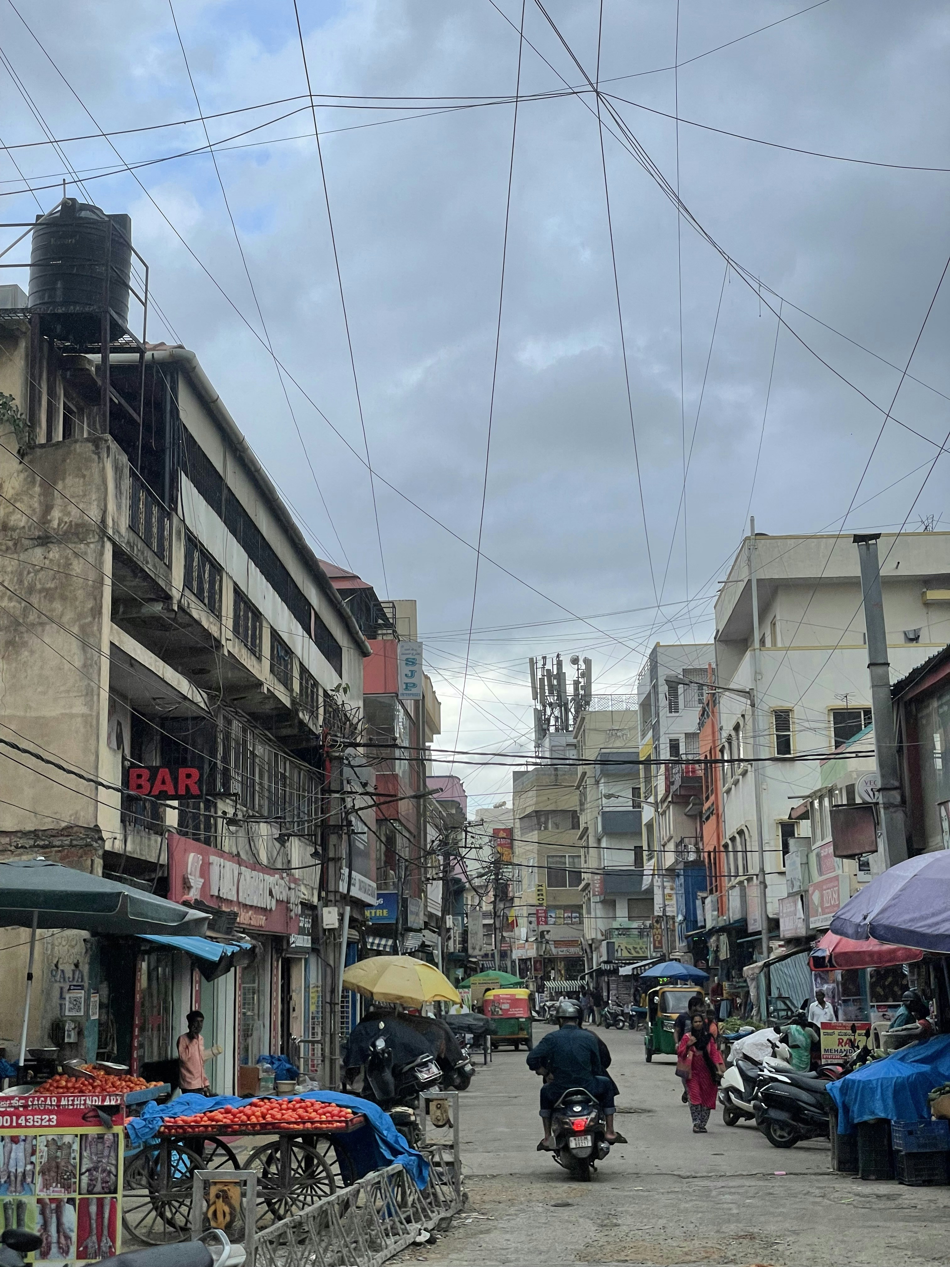 Eine Gruppe von Menschen, die mit Motorrädern eine Straße entlang fahren