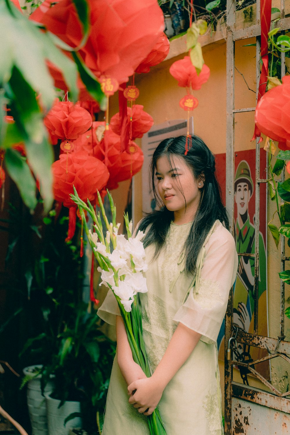 una mujer de pie frente a un ramo de flores