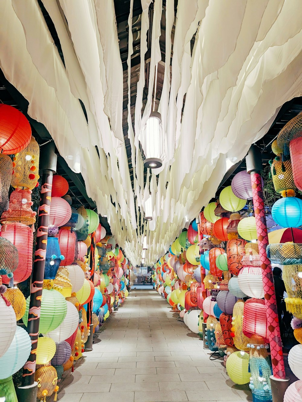 un long couloir rempli de lanternes colorées