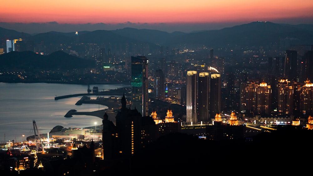 uma vista de uma cidade e um corpo de água à noite