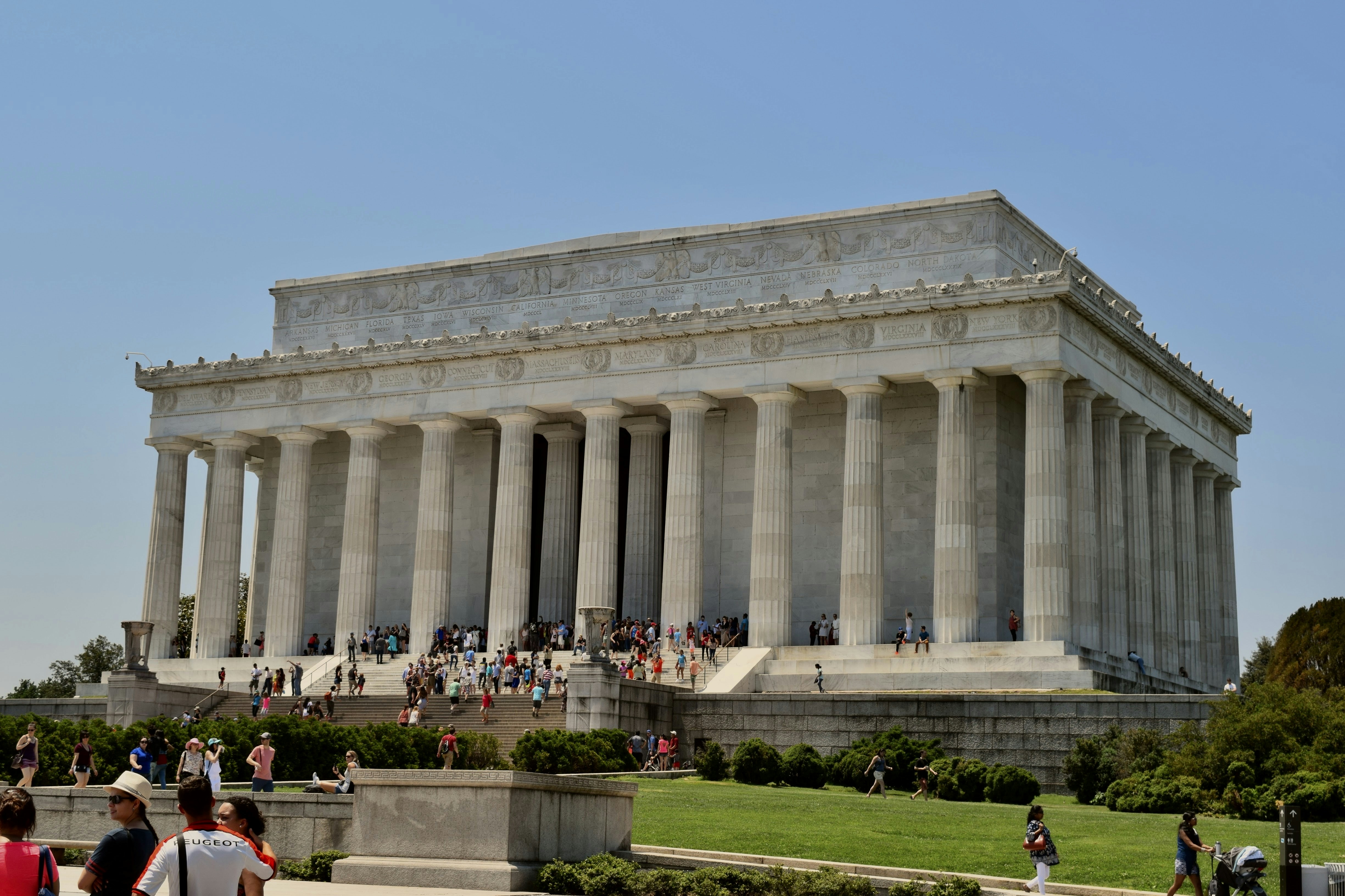 Lincoln memorial on a sunny day.